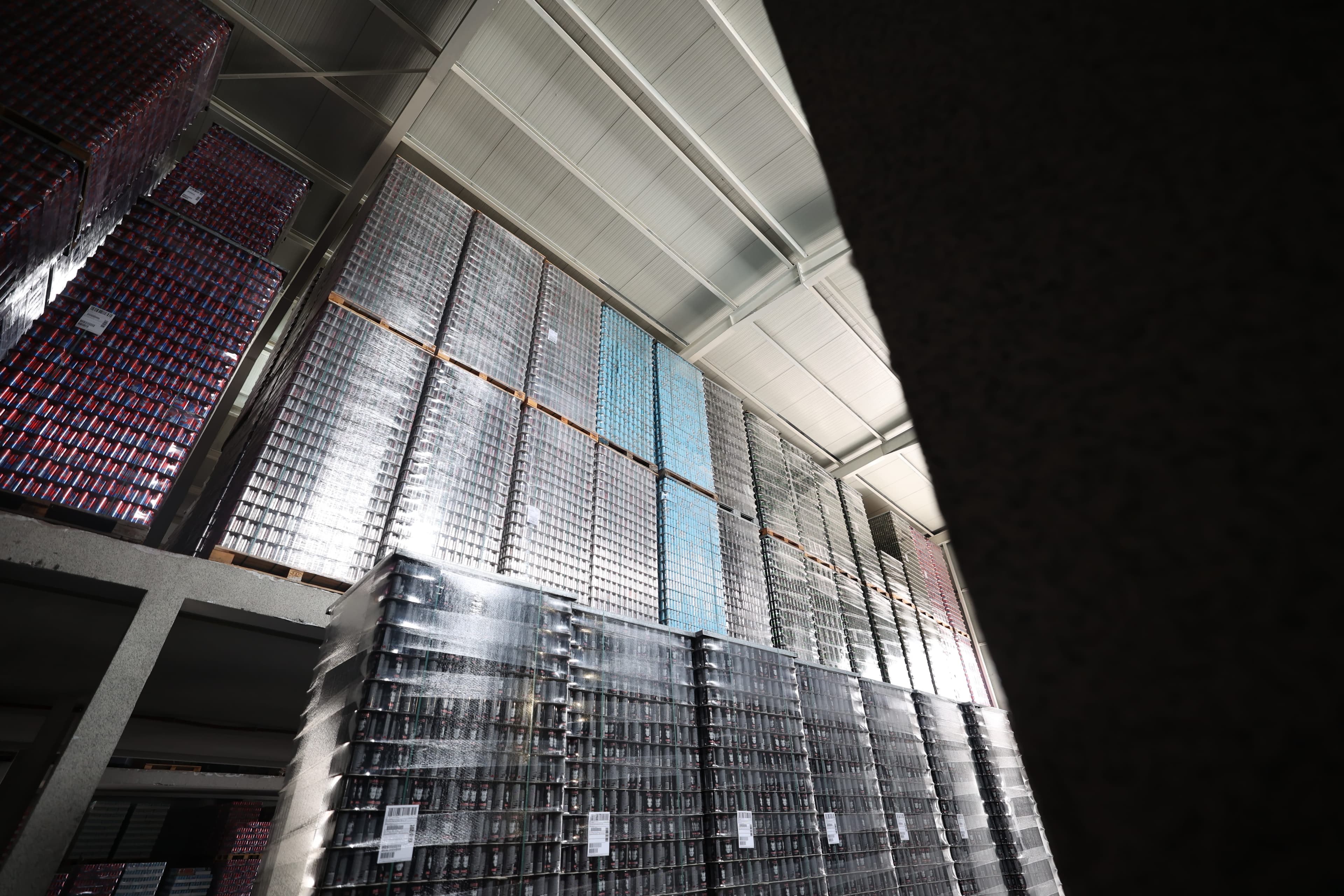 Can warehouse stacked pallets